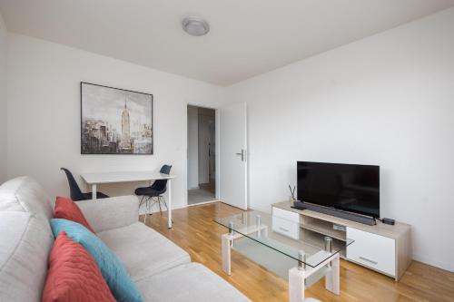 Oerlikon Apartment | Stylish Downtown Dream 3.5BR with Balcony for Families
