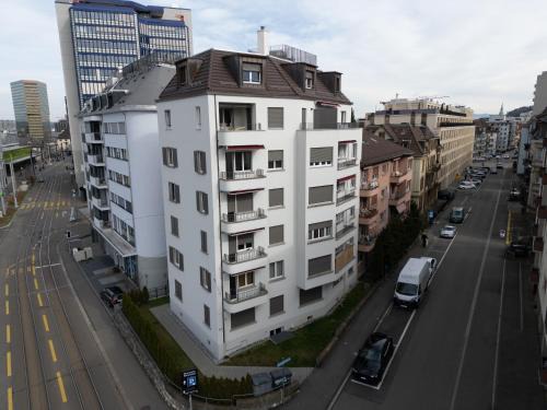 Oerlikon Apartment | Stylish Downtown Dream 3.5BR with Balcony & Family-Friendly