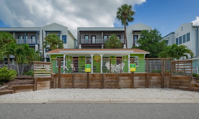 Downtown Dunedin Cottage | Pet-Friendly Citrus Cottage 1: Downtown Dunedin Retreat