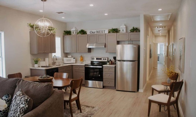 Southtown House | Guest Rated: 9.4 - Downtown Duplex with Spa & Breakfast
