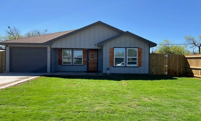 San Angelo House | Elegant 2-BR Retreat in Downtown with Spa & Breakfast