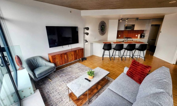 Gastown Apartment | Downtown Escape – Walk to Cruise Ships & Waterfront | 2 Comfy Beds