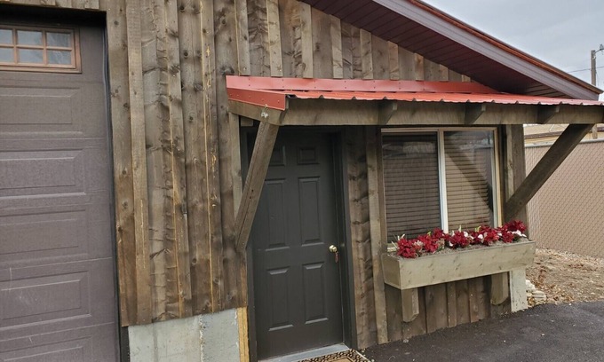 Fairview Apartment | Cozy Downtown Fairview BunkHouse with Lake View & Breakfast