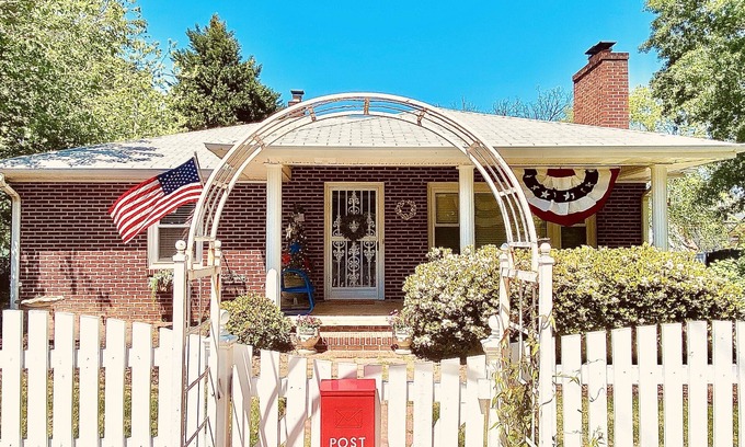 Greer Cottage | Walk to Downtown Greer Cottage with Spa and Hot Tub