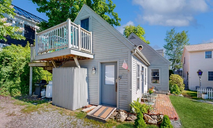 Wiscasset Apartment | Oceanfront Studio with Patio and Pool - Rated 9/10!