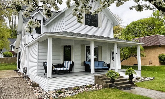 Harbor Springs House | Prime Location in Harbor Springs with Oceanfront Views