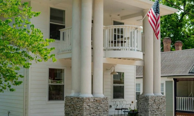 Eureka Springs Historic District House | Historic Spring Wish Home: Pet-Friendly & Family Welcoming