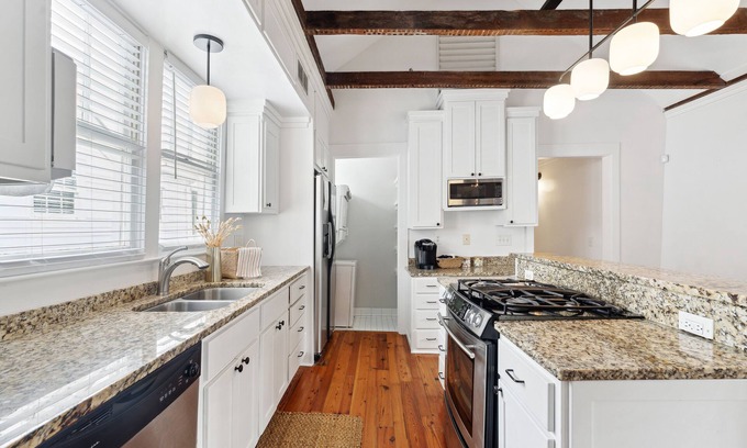 Cannonborough Elliotborough House | Prime Downtown Home with Restaurant & Family-Friendly Atmosphere