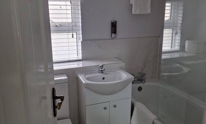 Londonderry House | Downtown | Home Office | 65" Smart TV | 516Mbps
