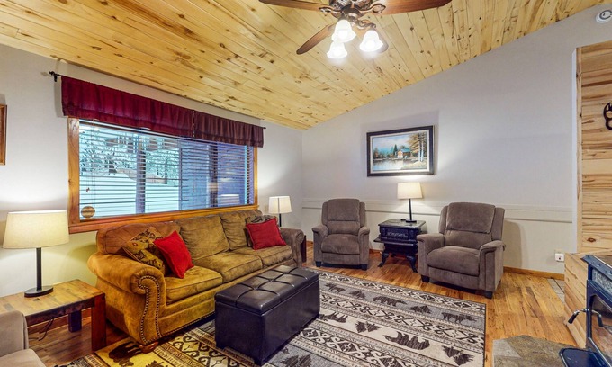 McCall Cabin | Inviting Downtown Retreat with Cozy Deck & Firepit Access