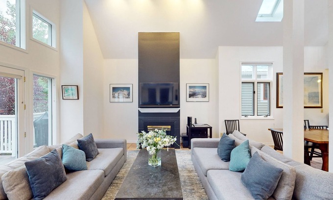Telluride House | Downtown Retreat with Rooftop Hot Tub & Cozy Fireplace