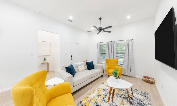 Historic Garderns House | Modern Downtown Retreat with Private Parking & Pet Friendly