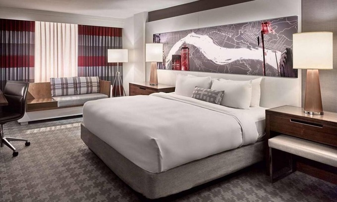 Center City West Hotel | Modern Pet-Friendly Suite near Rittenhouse Square with Pool