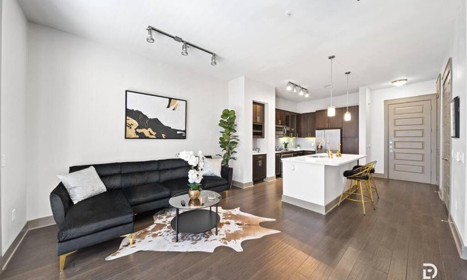 East Downtown Houston Apartment | Elegant Downtown Houston King Suite with Pool & Spa Amenities