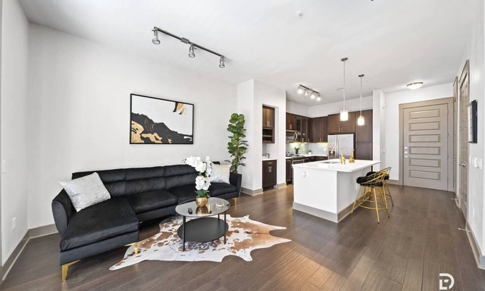 East Downtown Houston Apartment | Downtown Houston King Suite with Pool & Spa, Rated 10/10