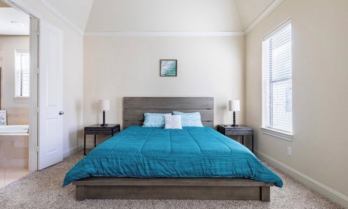 East Downtown Houston House | Downtown Houston Haven: Stylish & Spacious!