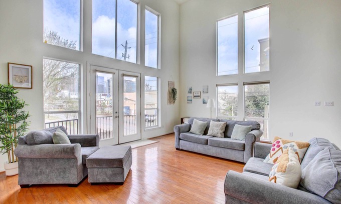 East Downtown Houston House | Downtown Houston Townhome with City Views & Great Amenities!
