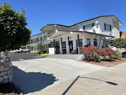 Wenatchee Hotel | Pet-Friendly Downtown Inn with Ocean View & Pool Access