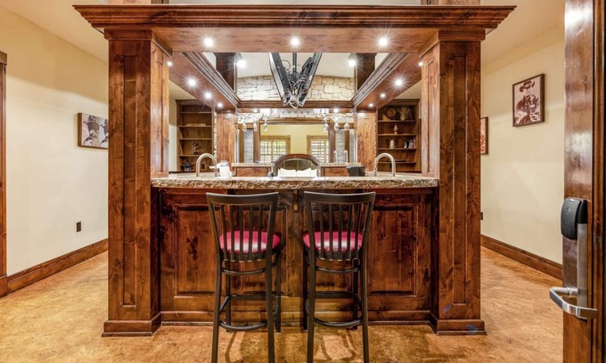 Jackson Hole Hotel | Family-Friendly Jackson 2 Bedroom Suite with Kitchen & Breakfast