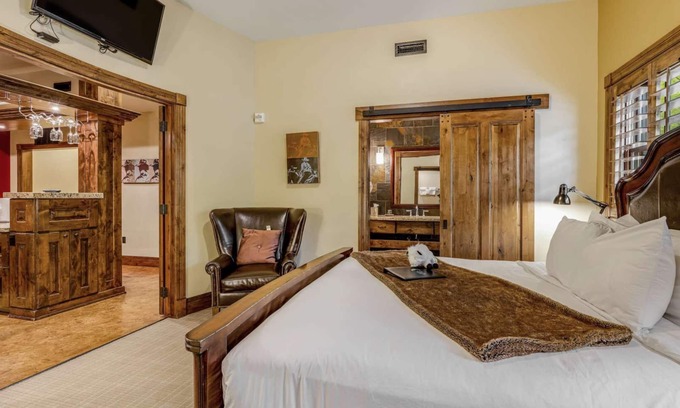 Jackson Hole Hotel | Spacious 3 Bedroom Deluxe Suite in Jackson with Breakfast