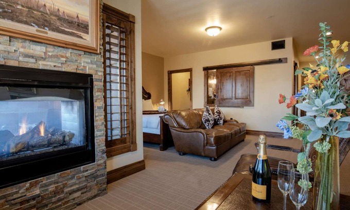 Jackson Hole Hotel | Jackson - Cozy Fireplace Suite with Kitchen & Breakfast