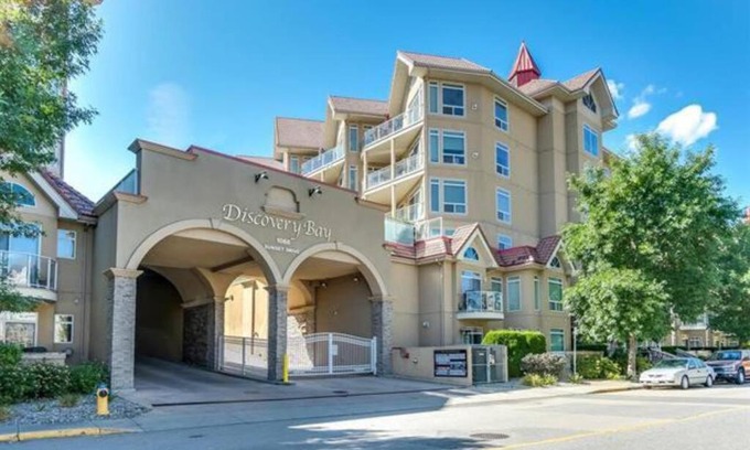 North End Apartment | Waterfront Condo in Downtown Kelowna with Pool & Ocean View