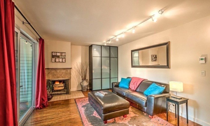 Moss Bay Condo | Renovated Downtown Kirkland Condo with Private Patio