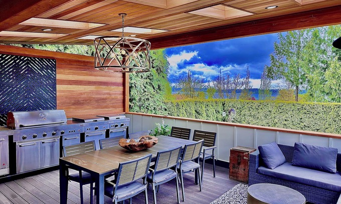 Norkirk House | Top-Rated Kirkland Lakeview House & Guest Cottage Retreat