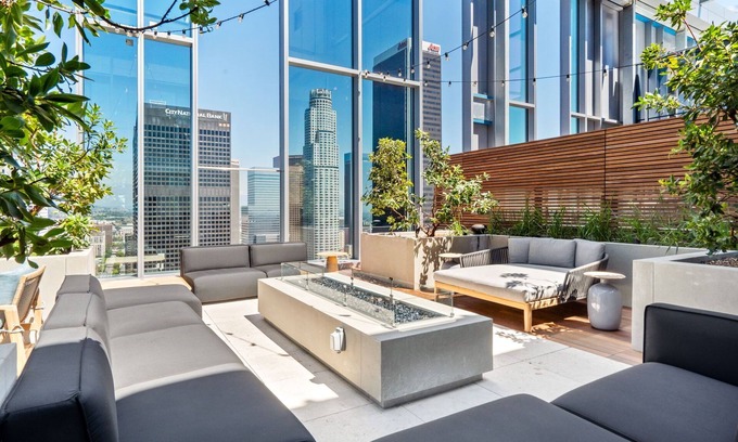 Financial District Apartment | Cozy Downtown LA 1 BR with Office and Pool Access