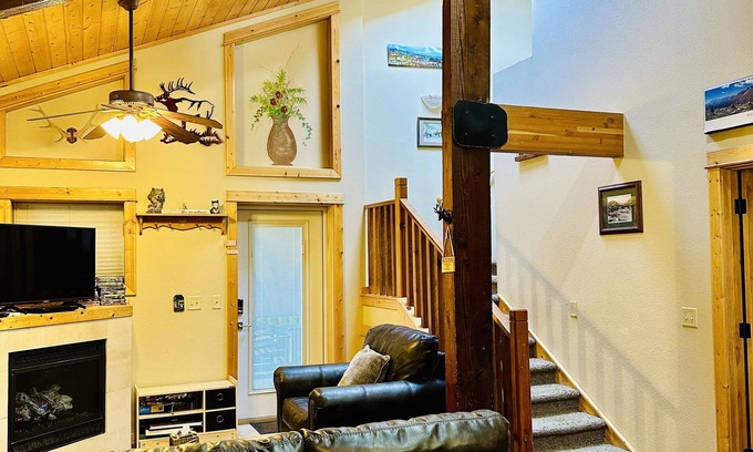 Estes Park Apartment | Downtown Escape! Guest Rated 9.8 with Spa & Pool Access