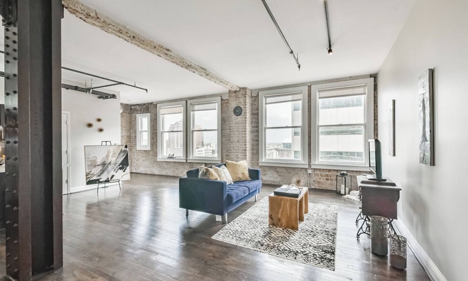 Downtown Houston Condo | Downtown Loft with Breathtaking Views & Full Kitchen