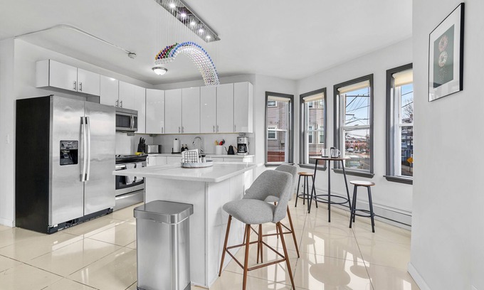 Fox Point Apartment | Elegant Downtown Flat - Steps to Top Bars and Restaurants