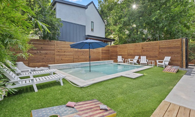 East Cesar Chavez House | Downtown Oasis with Heated Pool & Lake Views – 10/10 Rating
