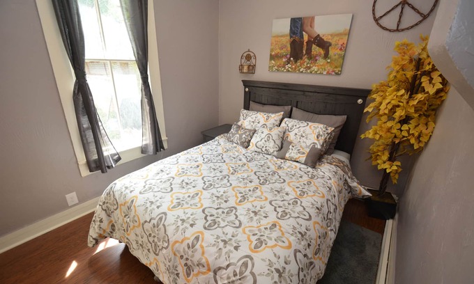 Manitou Springs Apartment | Explore Downtown Manitou Springs: Family-Friendly Retreat