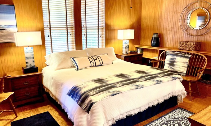 Manteo House | Discover Downtown Manteo with Oceanfront Secret Garden