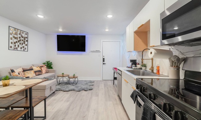Old East Dallas Apartment | Modern Cozy Apartment in Downtown with Pet-Friendly Features