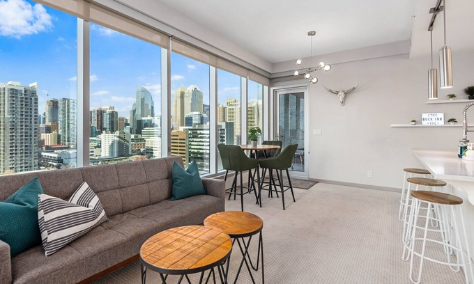 Victoria Park Condo | Exceptional Downtown Mountain View Condo with Kitchen & Breakfast