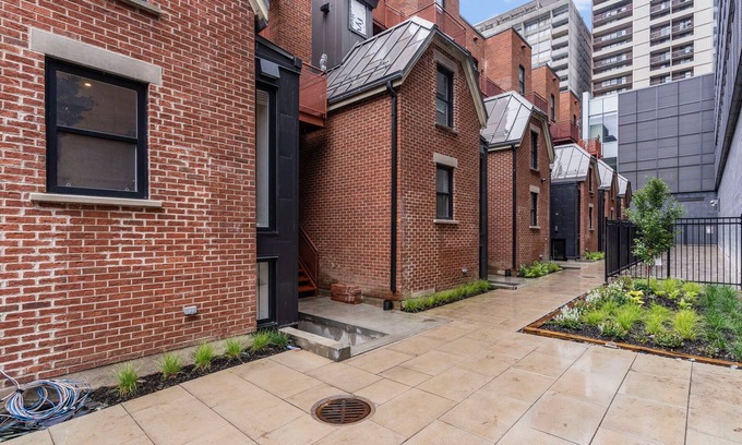 Downtown Montreal House | Exclusive Tiny House Retreats in Downtown MTL Await You
