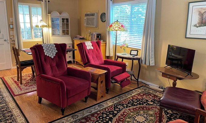 Murphys House | Prime Downtown Murphys: Steps from Main St with Spa & Breakfast