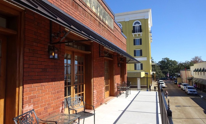 Downtown Historic Condo | Elegant Downtown Natchitoches House with Private Balconies