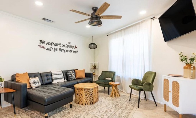 Wimberley House | Pet-Friendly Downtown Pearl Bungalow with High Guest Ratings