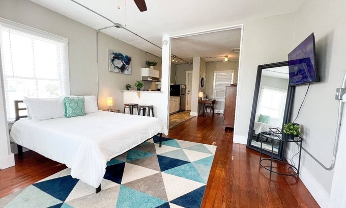Central City Apartment | Pet-Friendly Studio in Corpus Christi with Spa & Breakfast