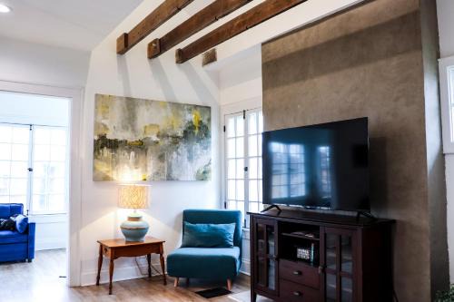 Livingston Park Apartment | Downtown Retreat: 2BR Oasis for Families and Pets