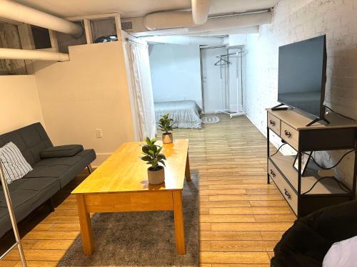 Livingston Park Apartment | Pet-Friendly Downtown Retreat - Cozy Basement Getaway