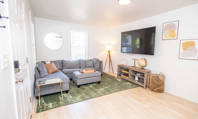 Murphy House | Pet-Friendly Downtown Rogue River with Game Room & Pool
