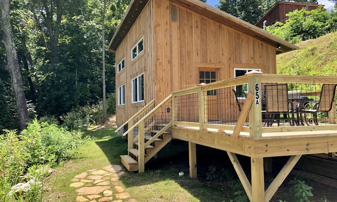 Waynesville House | Cozy Downtown Mid-Century Cottage with Scenic Views