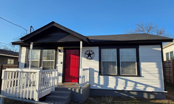 Historic Garderns House | Downtown SA Home 1 block from Alamodome, minutes from Downtown/Pearl/Southtown