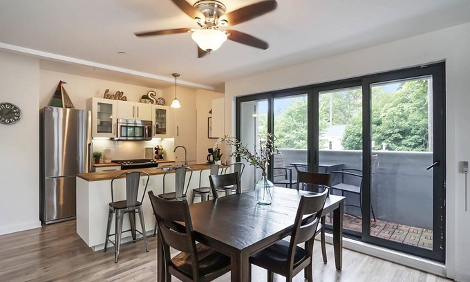 Saugatuck Condo | Pet-Friendly Downtown Saugatuck Condo with Two Decks