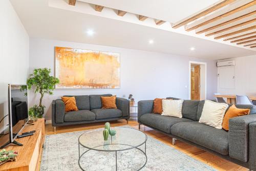 Santa Maria Maior Apartment | Inviting Downtown Seaview Apartment with Oceanfront Views