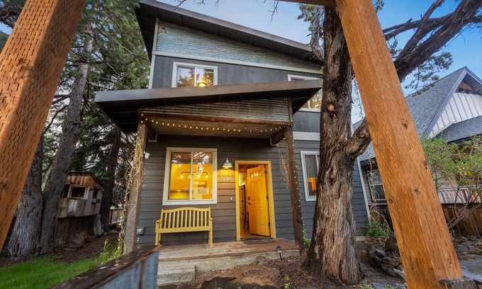 Sisters House | Modern Downtown Sisters Home with Pet-Friendly Amenities